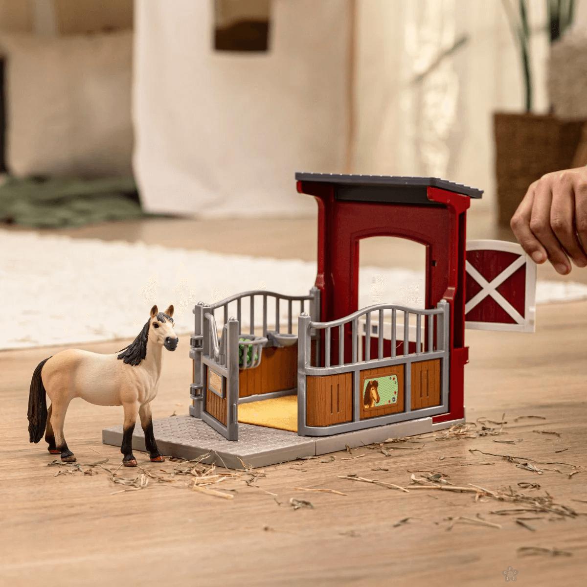 Mustang kobila u boksu Schleich 42724 