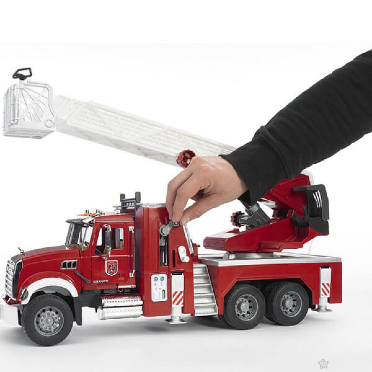 Vatrogasni kamion Mack Bruder 028213 
